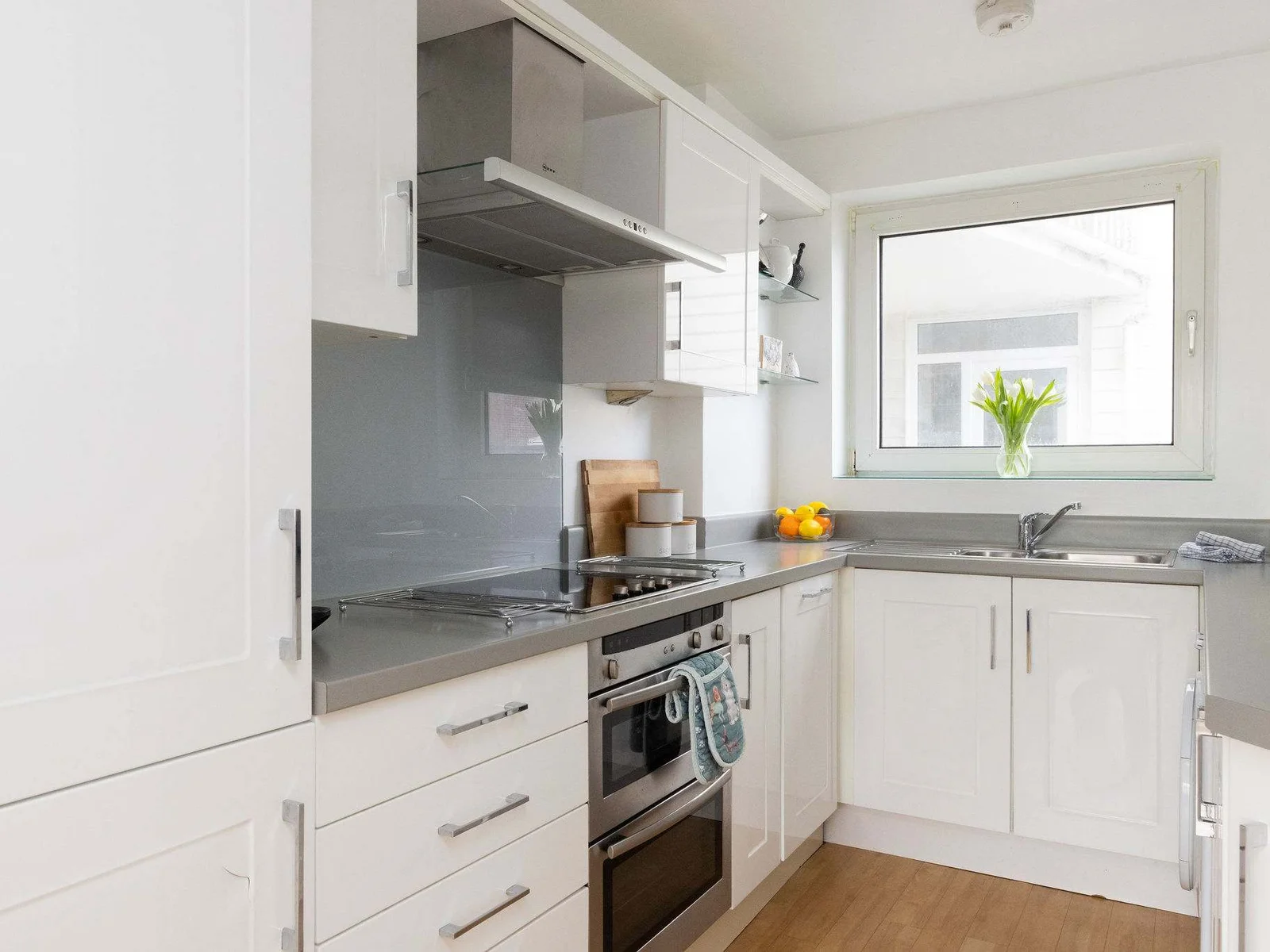 Modern fully equipped kitchen with sleek cabinetry and quality appliances, perfect for preparing home-cooked meals and beach picnics.