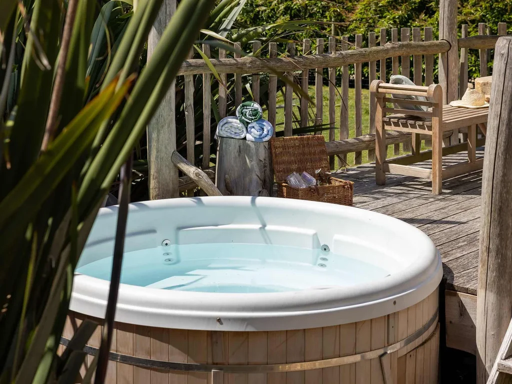Handcrafted Woodland Retreat with Hot Tub