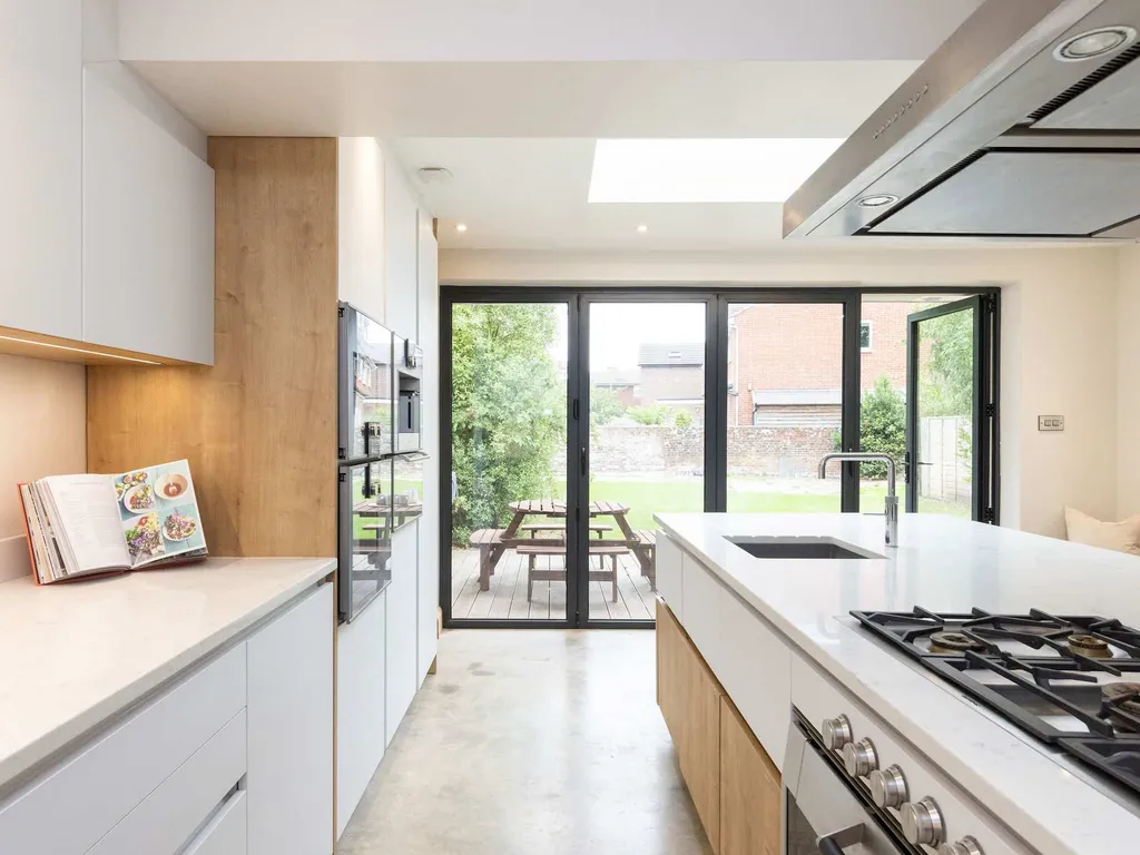 Spacious 4-Bed Near City & Sea