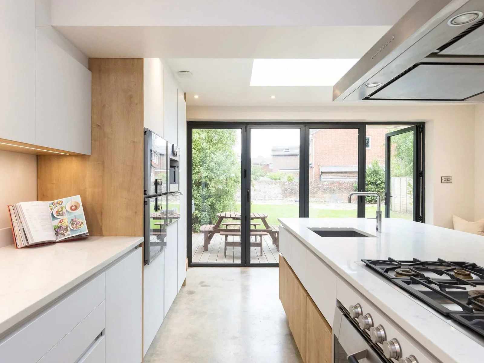 Spacious 4-Bed Near City & Sea
