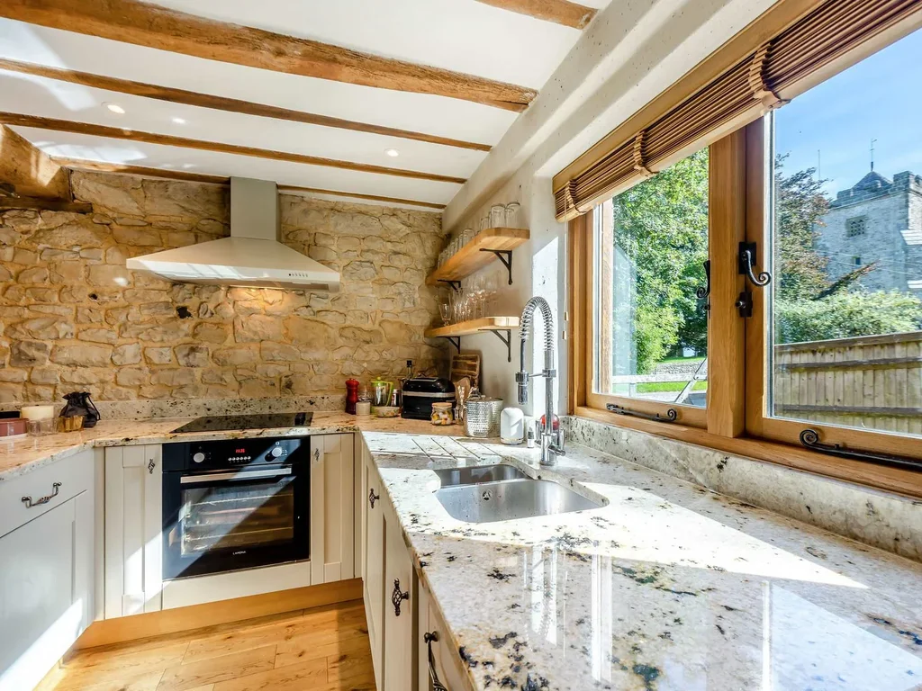 Luxury 2-Bed Hay Barn, En-Suites & Log Burner
