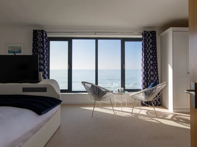 The Sea House – Ultimate Seafront Living & Sunsets