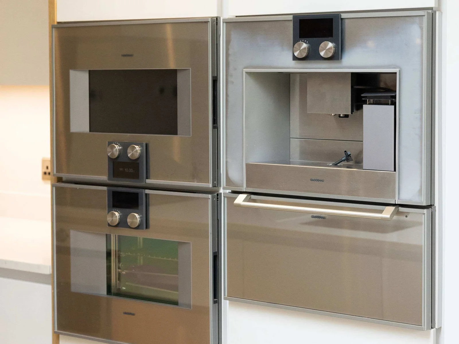 Cooking for 8 guests is easy with a double oven!