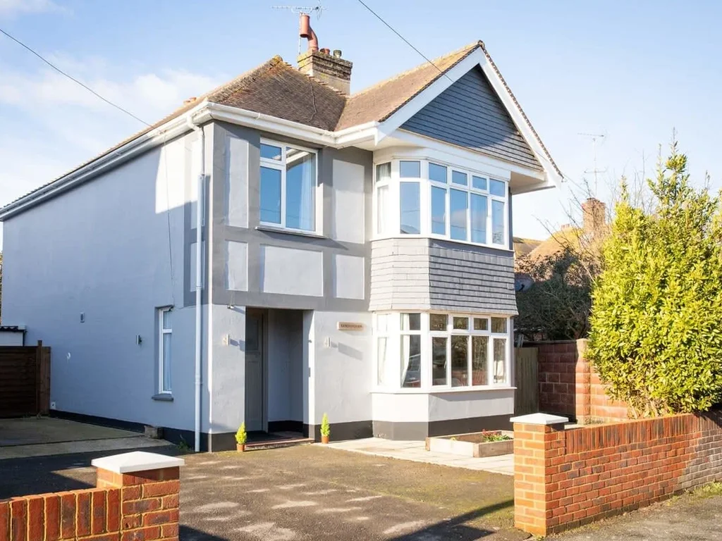 Spacious House for 10 Near Town & Beach