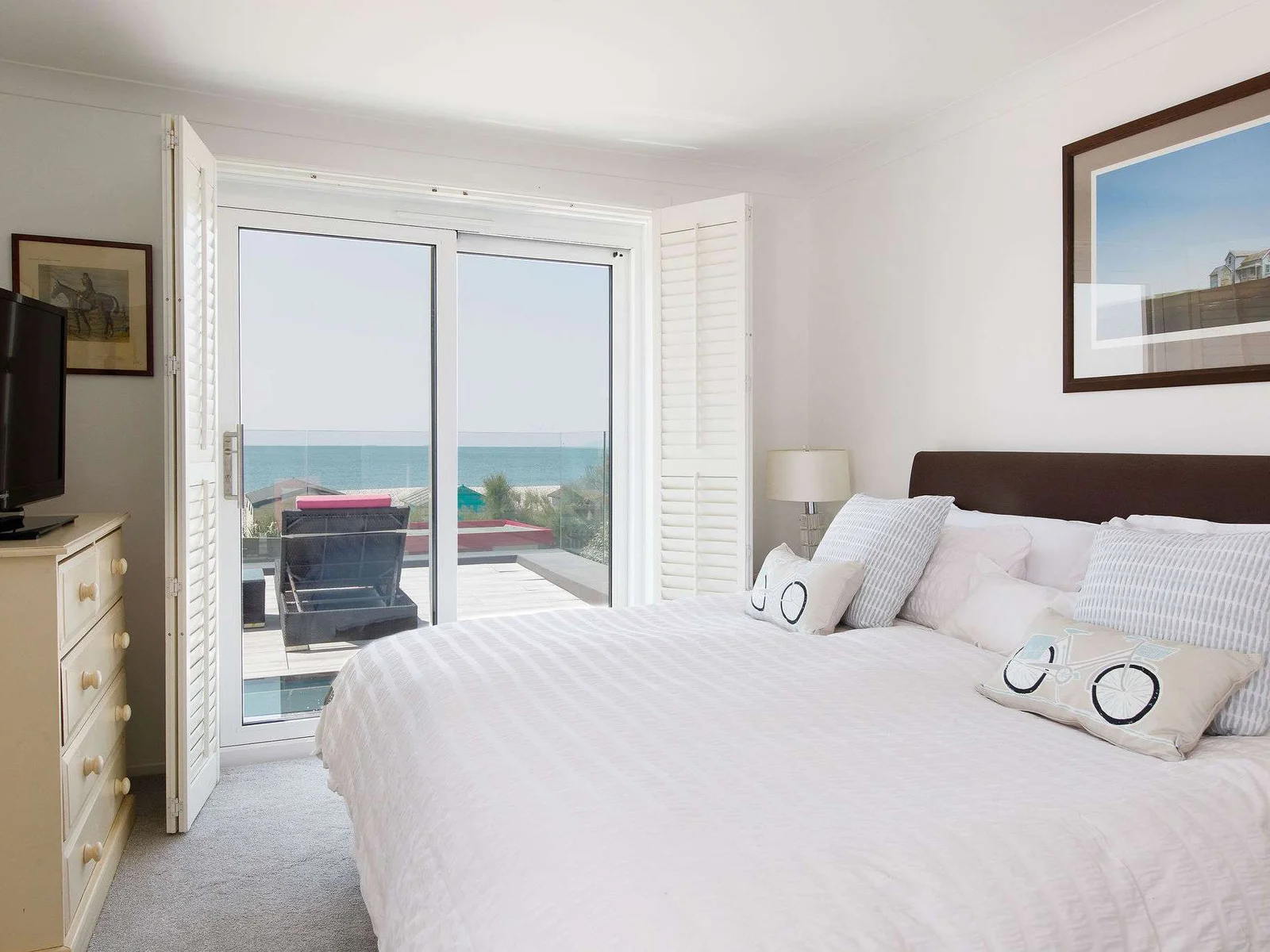 The super king offers ocean views and balcony access.
