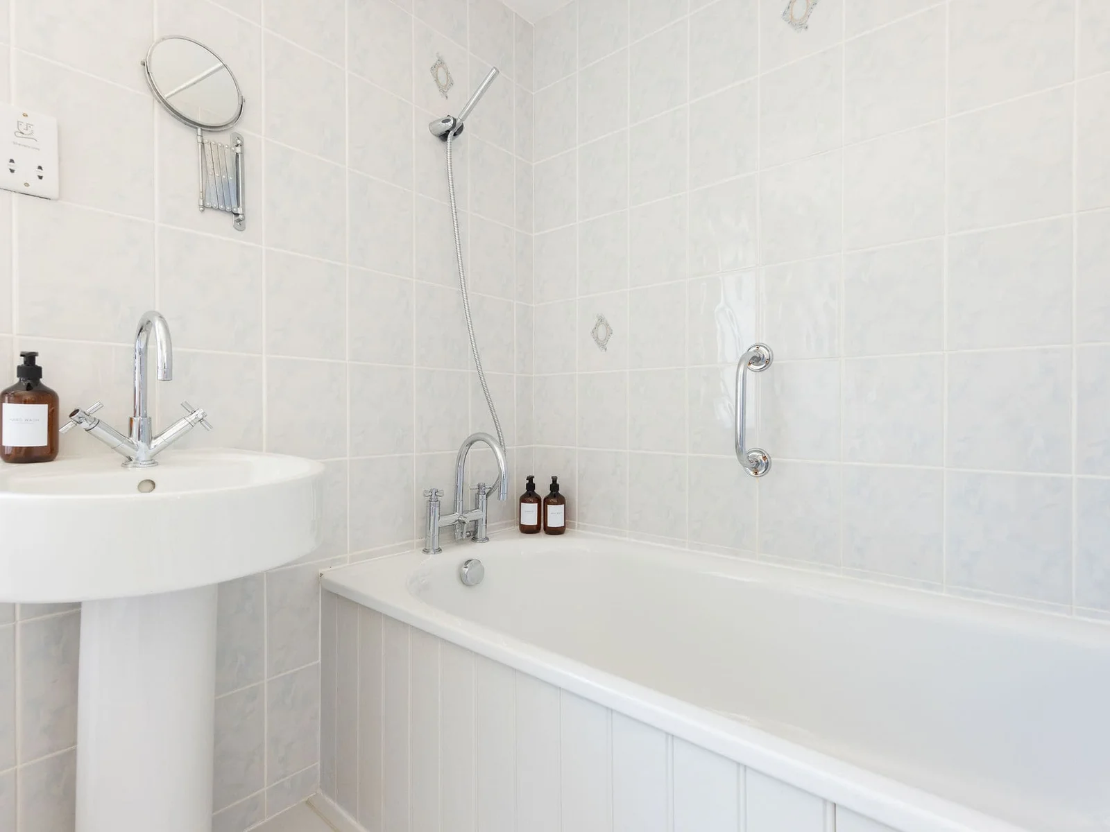 Classic white suite with handy shower and stylish fittings