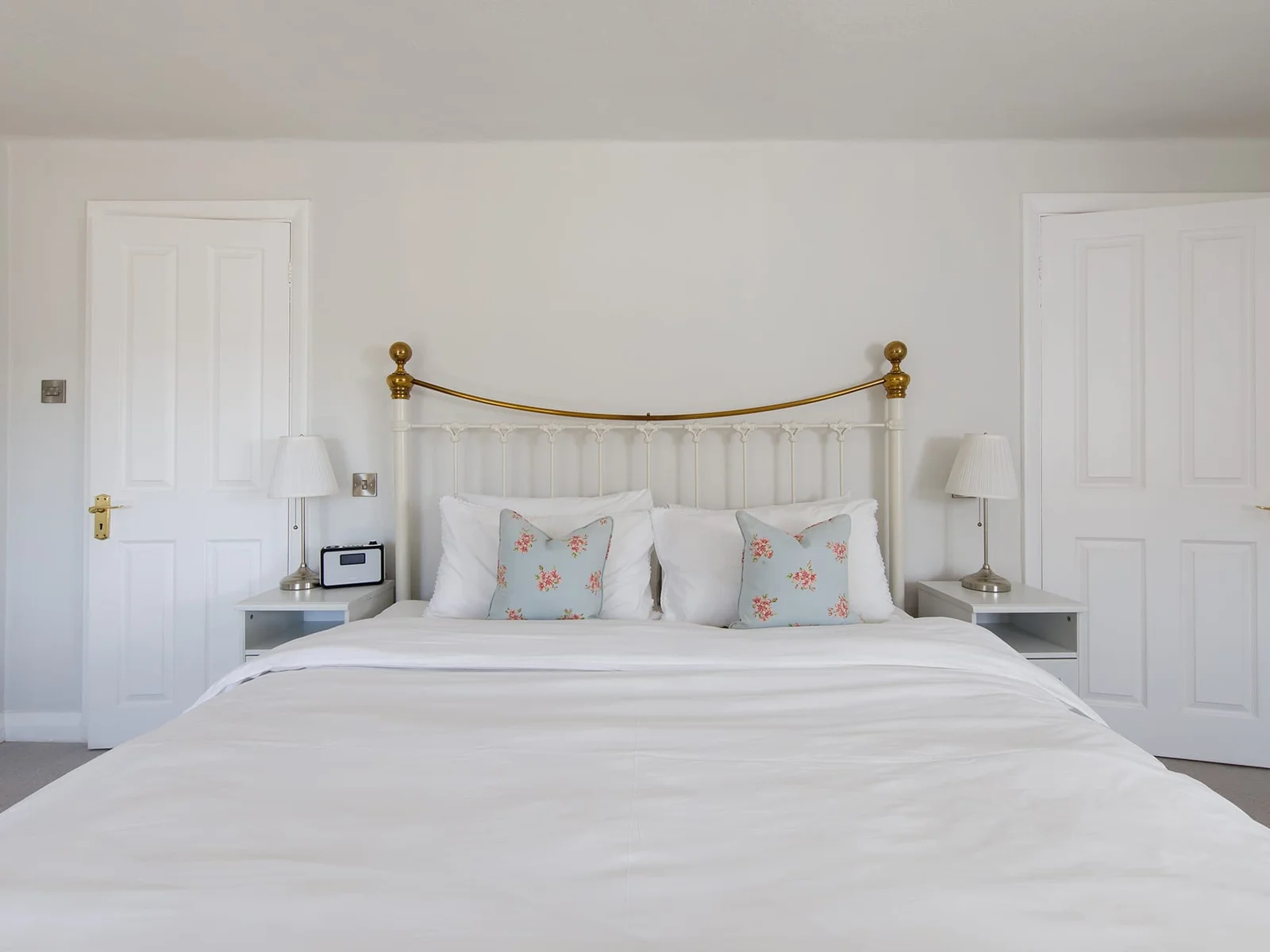 When night falls, the master room offers dreamy bedding, linen and pillows to sink into.
