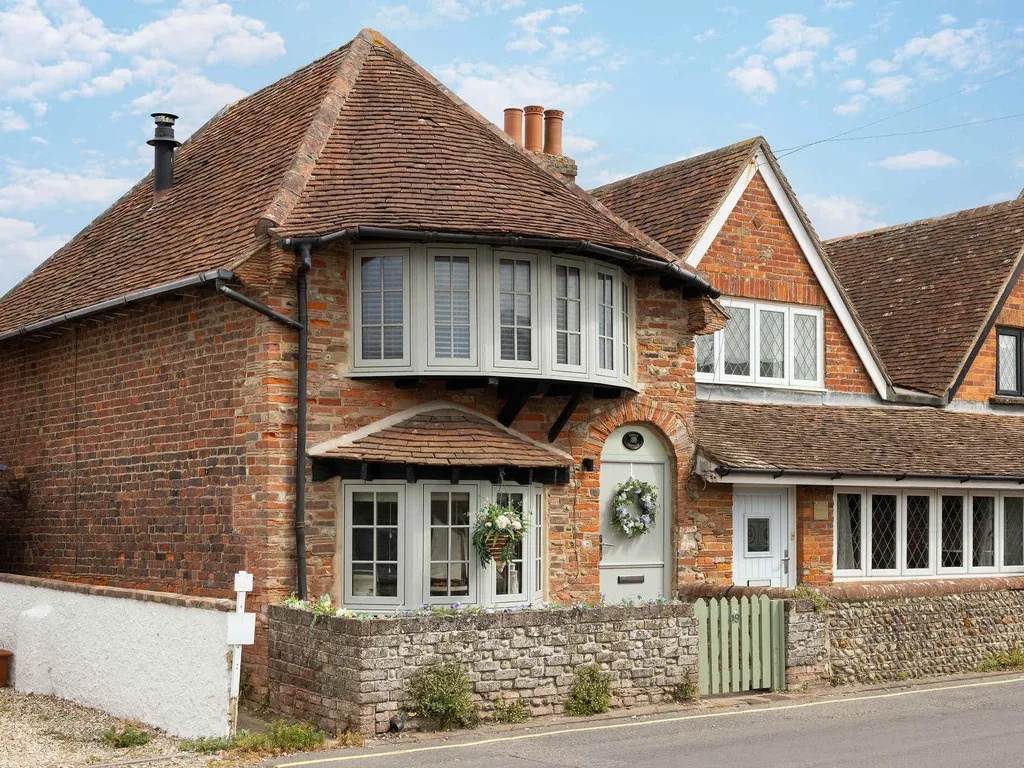 Cosy Character Cottage by the Sea