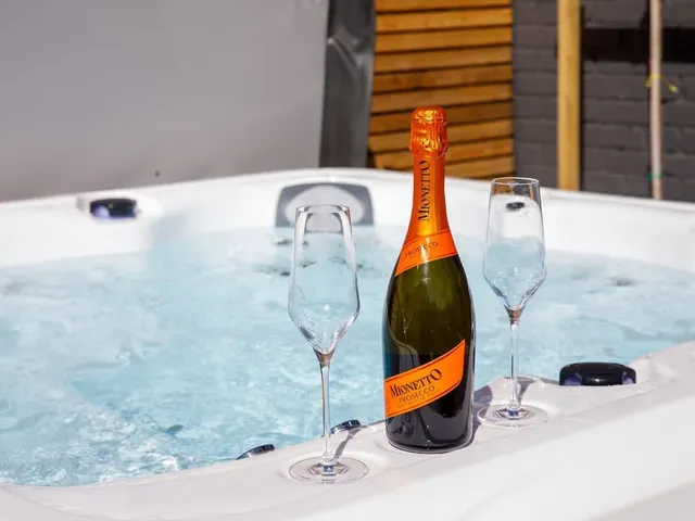 Designer Family Escape / Hot Tub / Steps to Beach