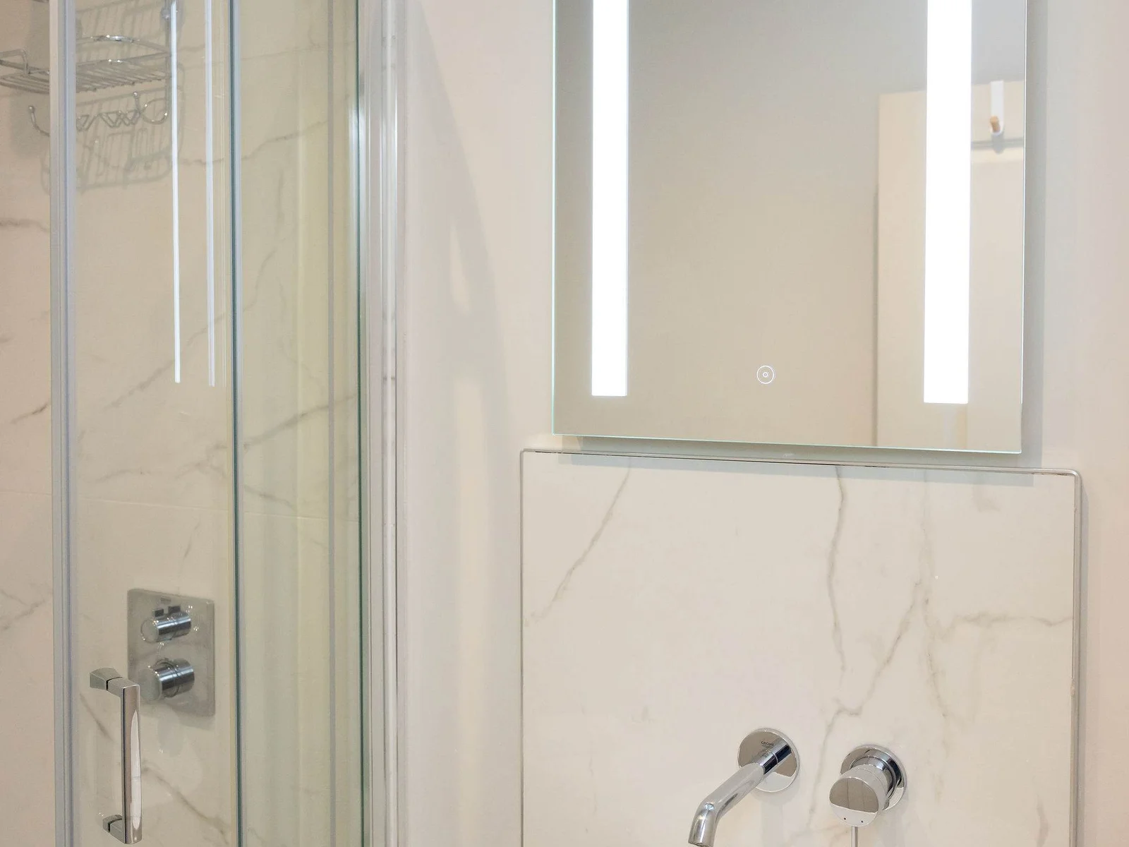 Sink with mirror in the ensuite.
