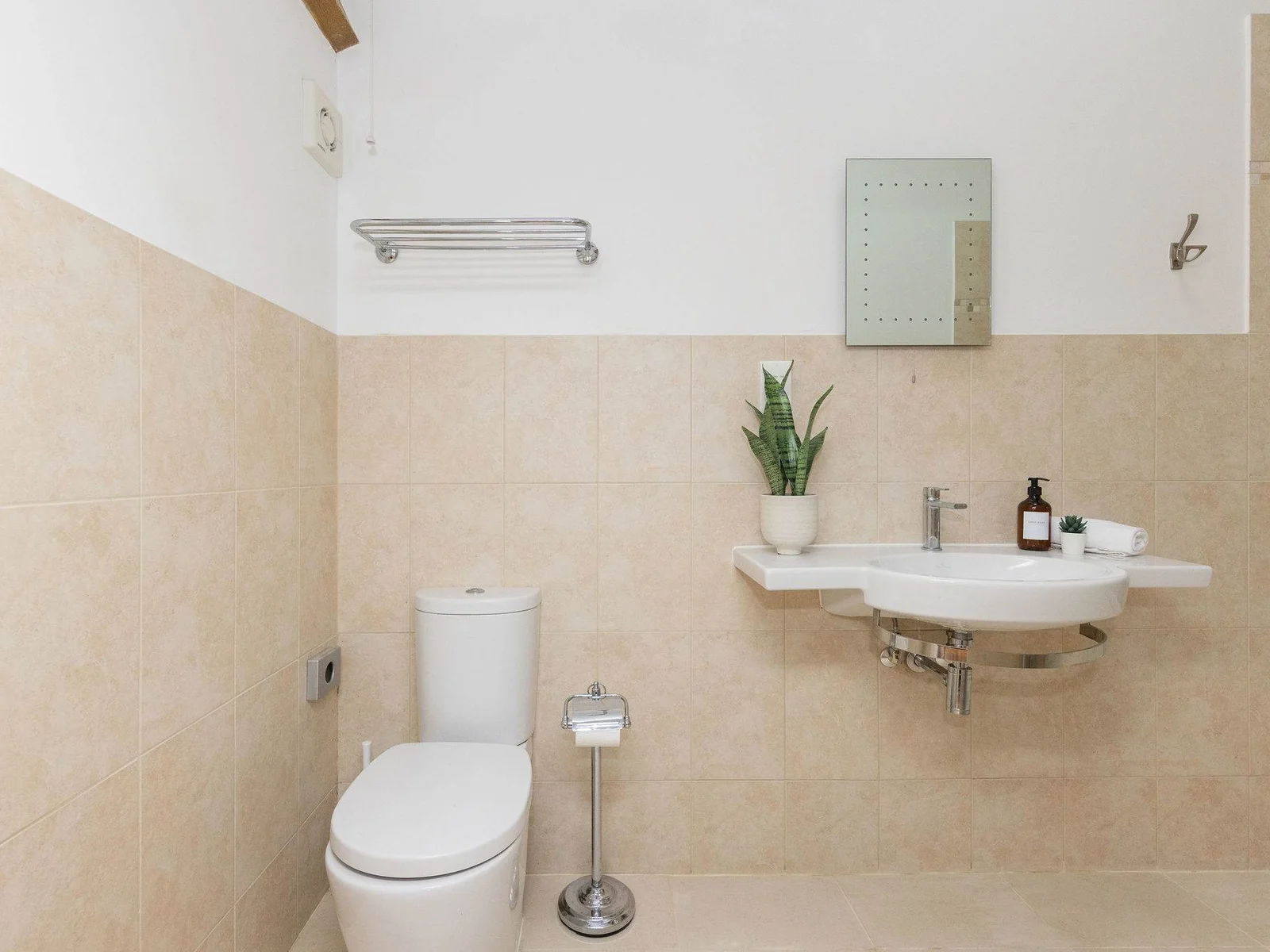 Ensuite to Buttercup, with shower over bath, WC and sink.