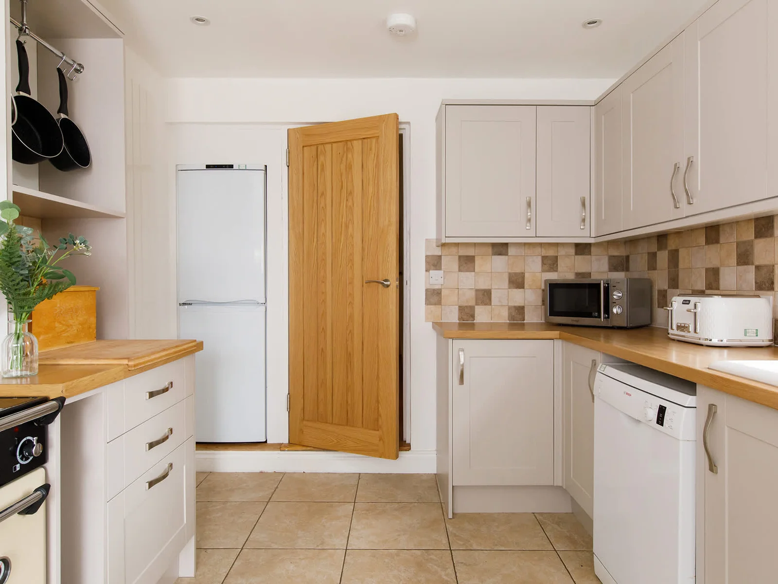 The kitchen has everything you need to prepare all meals and drinks.