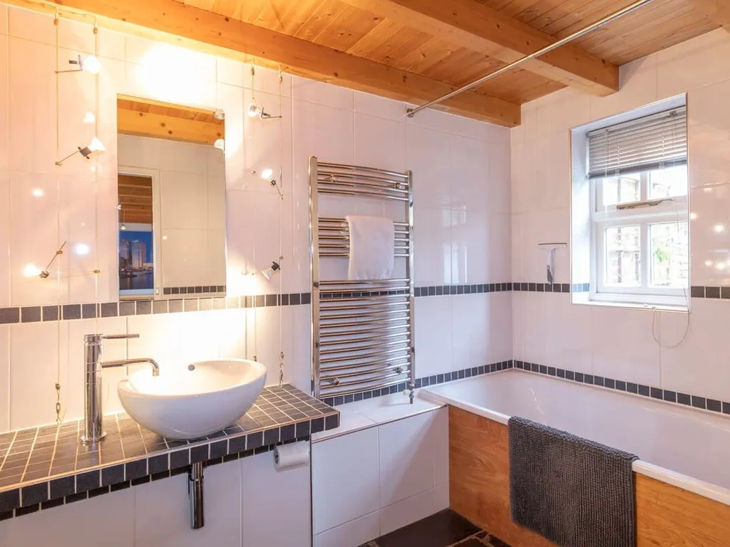 Stylist Split Level 2 Bed with Parking