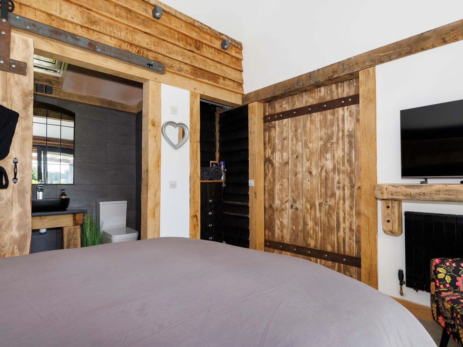 This cosy bedroom has