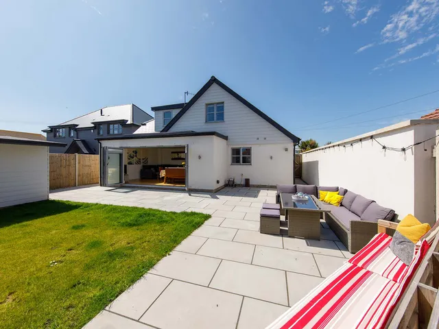 Delightful Seaside Hideaway 5 Mins to Beach