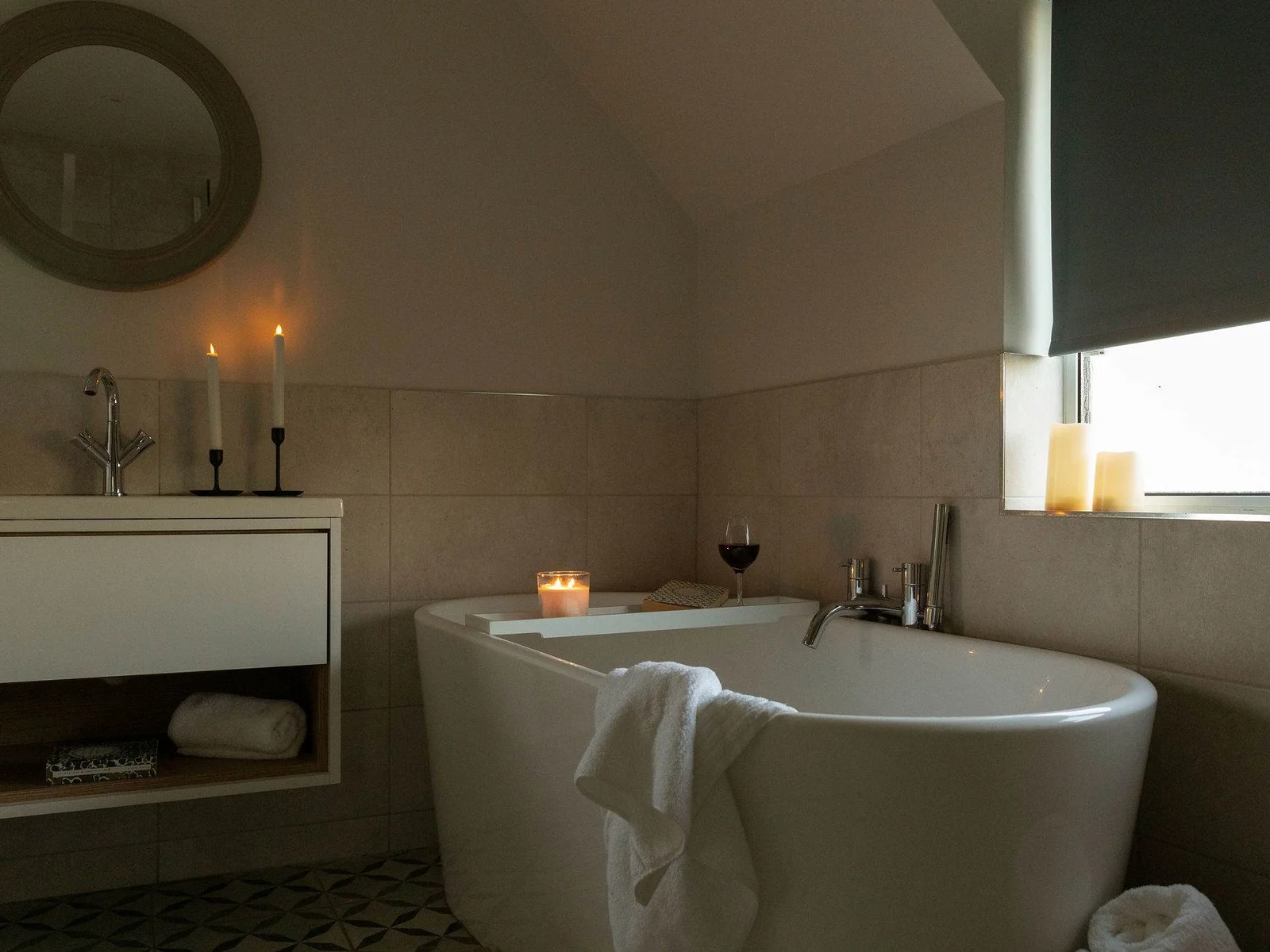 Relax and unwind with a hot bath at the end of a busy day exploring the area.