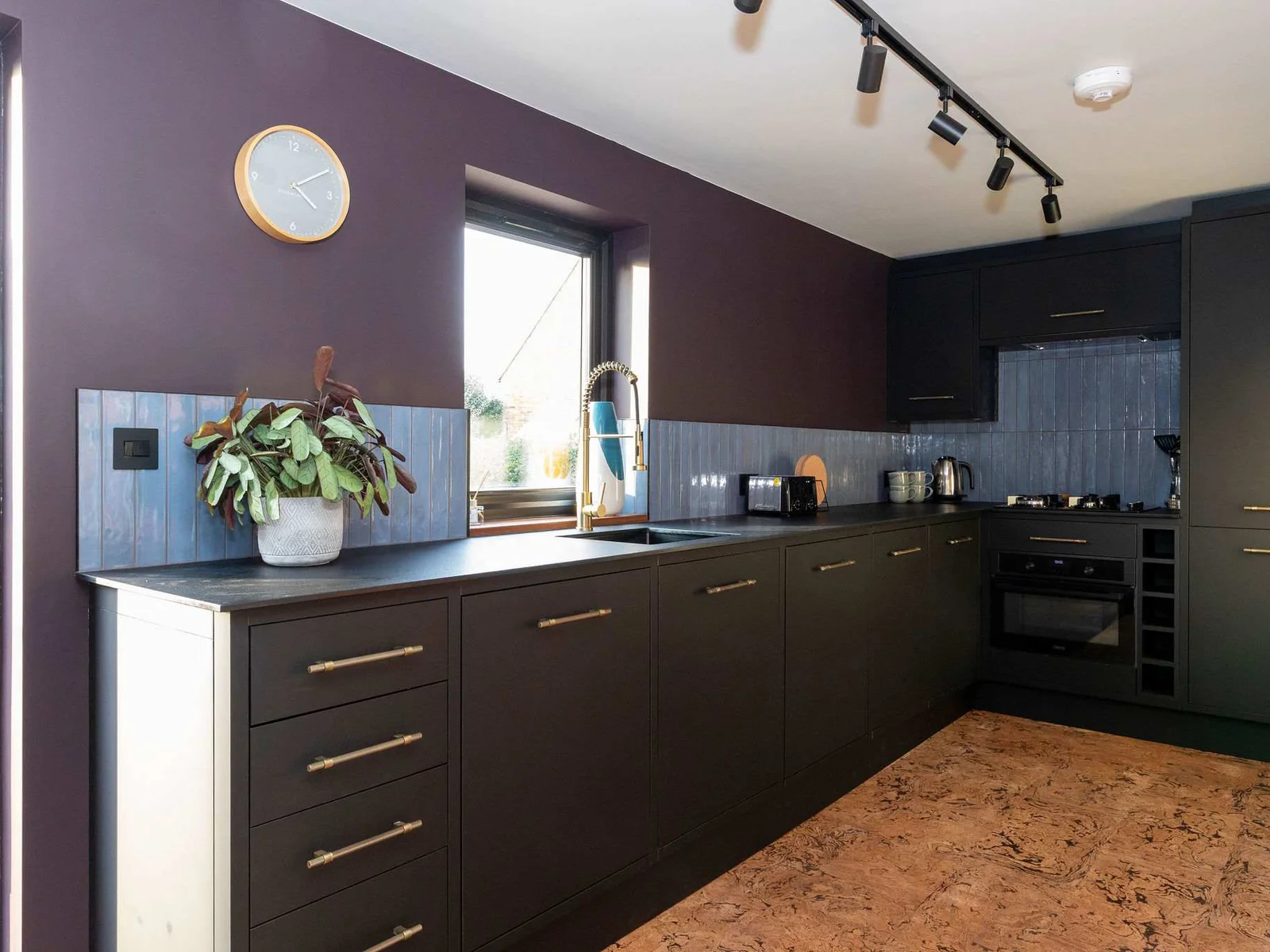 Fully equipped kitchen, with oven, toaster, dishwasher and fridge/freezer.