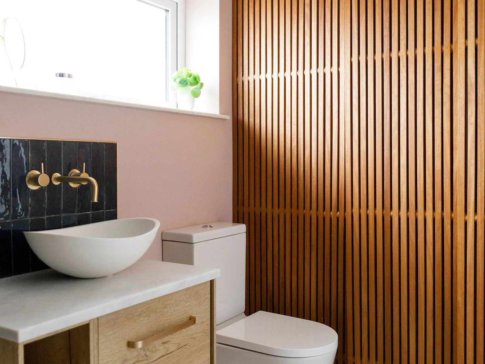 Another pop of pale pink with gorgeous black tiles compliment each other perfectly.