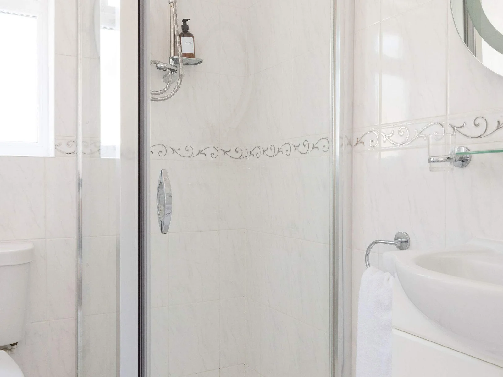 En-suite shower room with modern fixtures