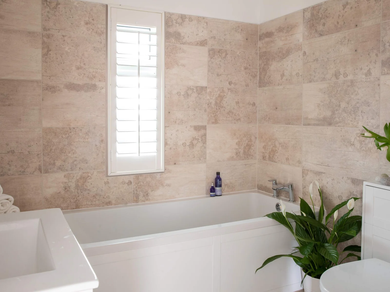Relax in the ensuite to the master bedroom.