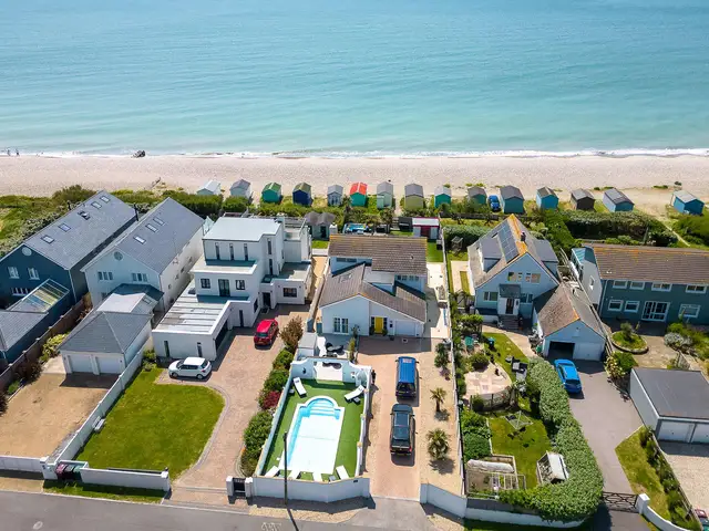 Vibrant Seafront Home With Seasonal Pool