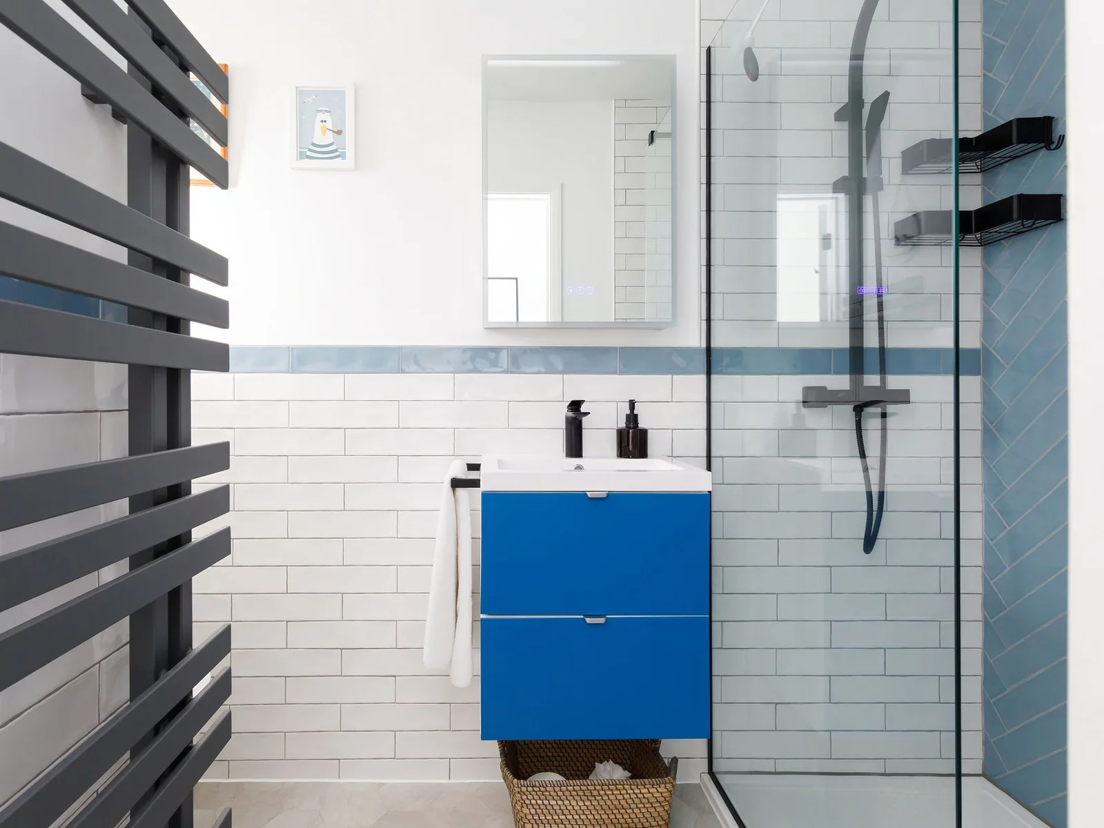 Sink with an overhead mirror.