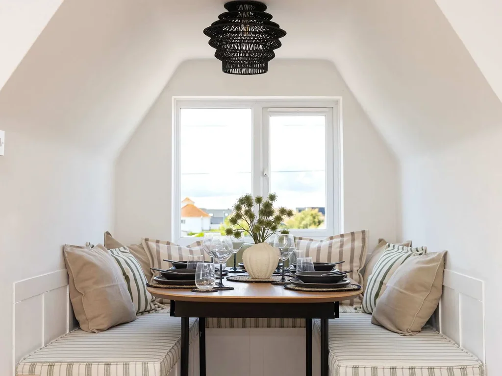 Stylish Beachside Apartment for 5 with Sea Views