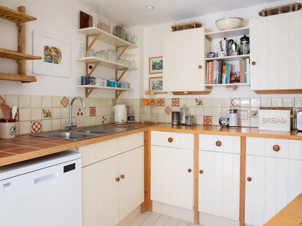 Pretty Cottage Near City & Sea