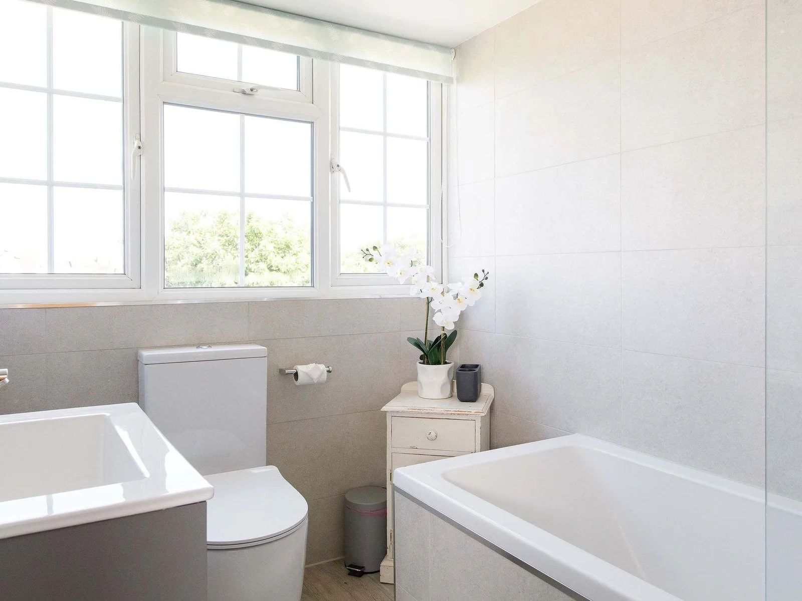This ensuite has a bath with overhead shower. Enjoy a hot soak in the bath after a sea swim, water sports or a busy day exploring the coastline.