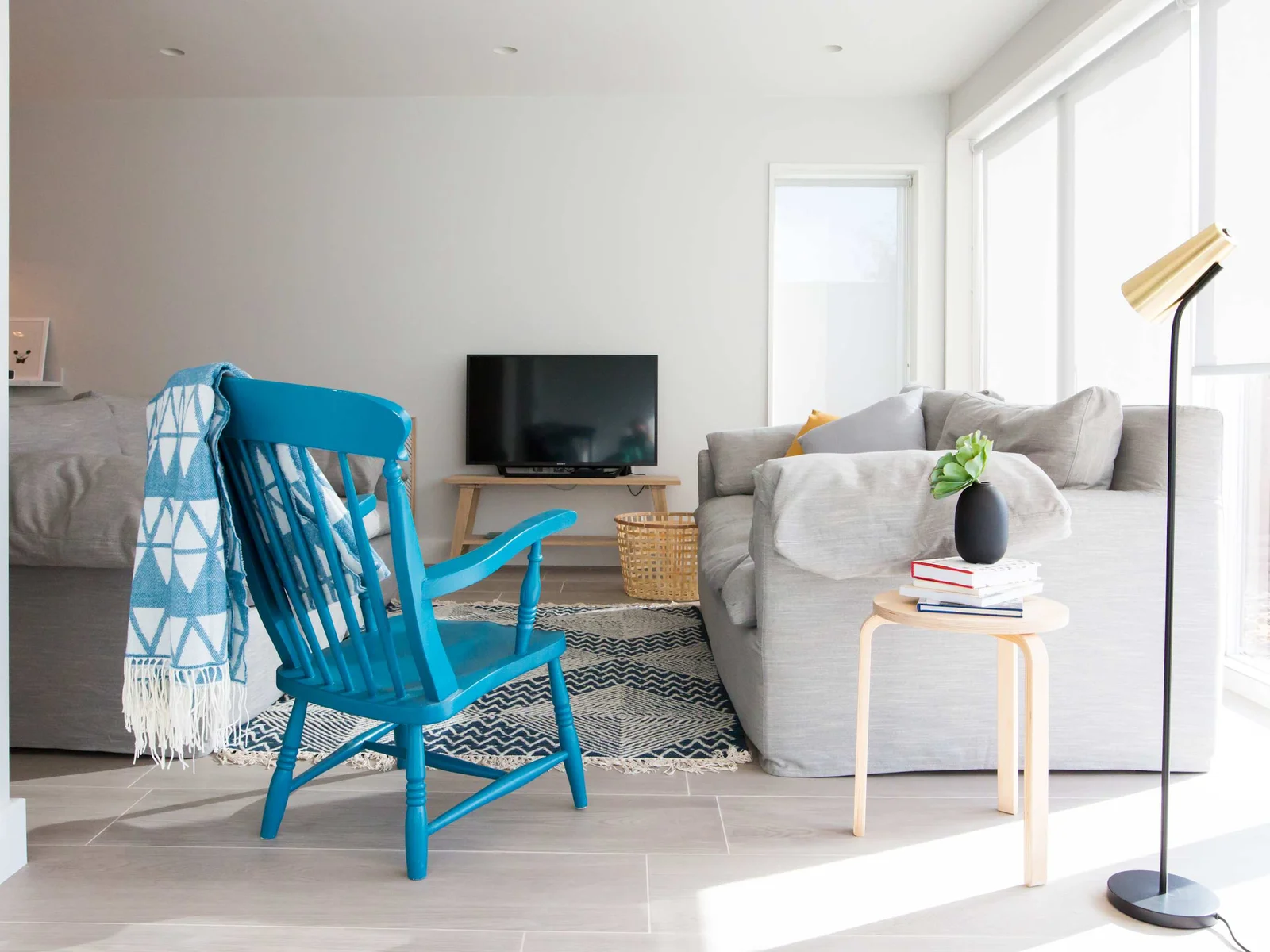 Relax in the lounge, decorated in a calm grey.