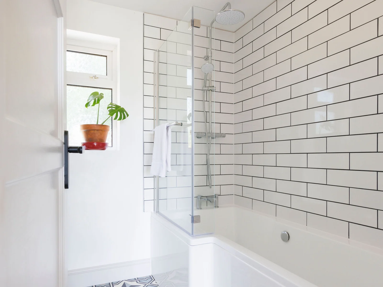 Relax in our bright bathroom with a refreshing shower and a comfortable bathtub