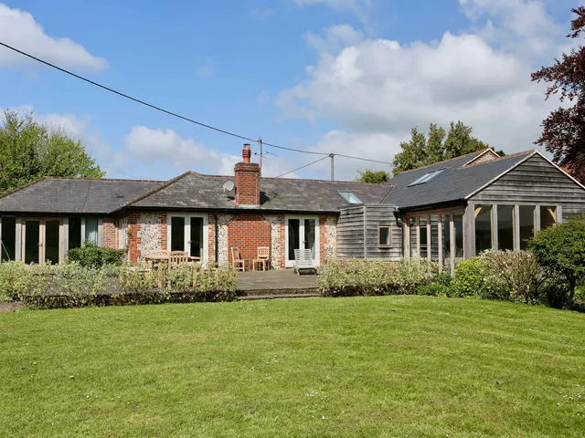 Charming Cottage for 10 in Heart of South Downs