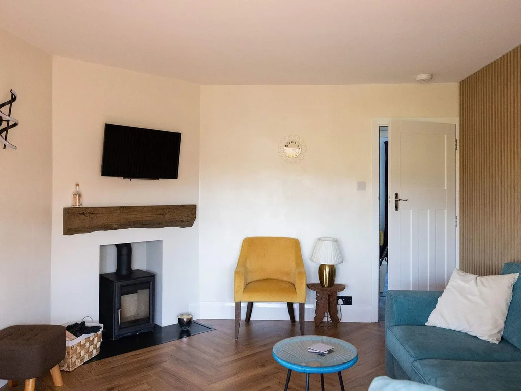 Charming 3-Bed Coastal Retreat for 6
