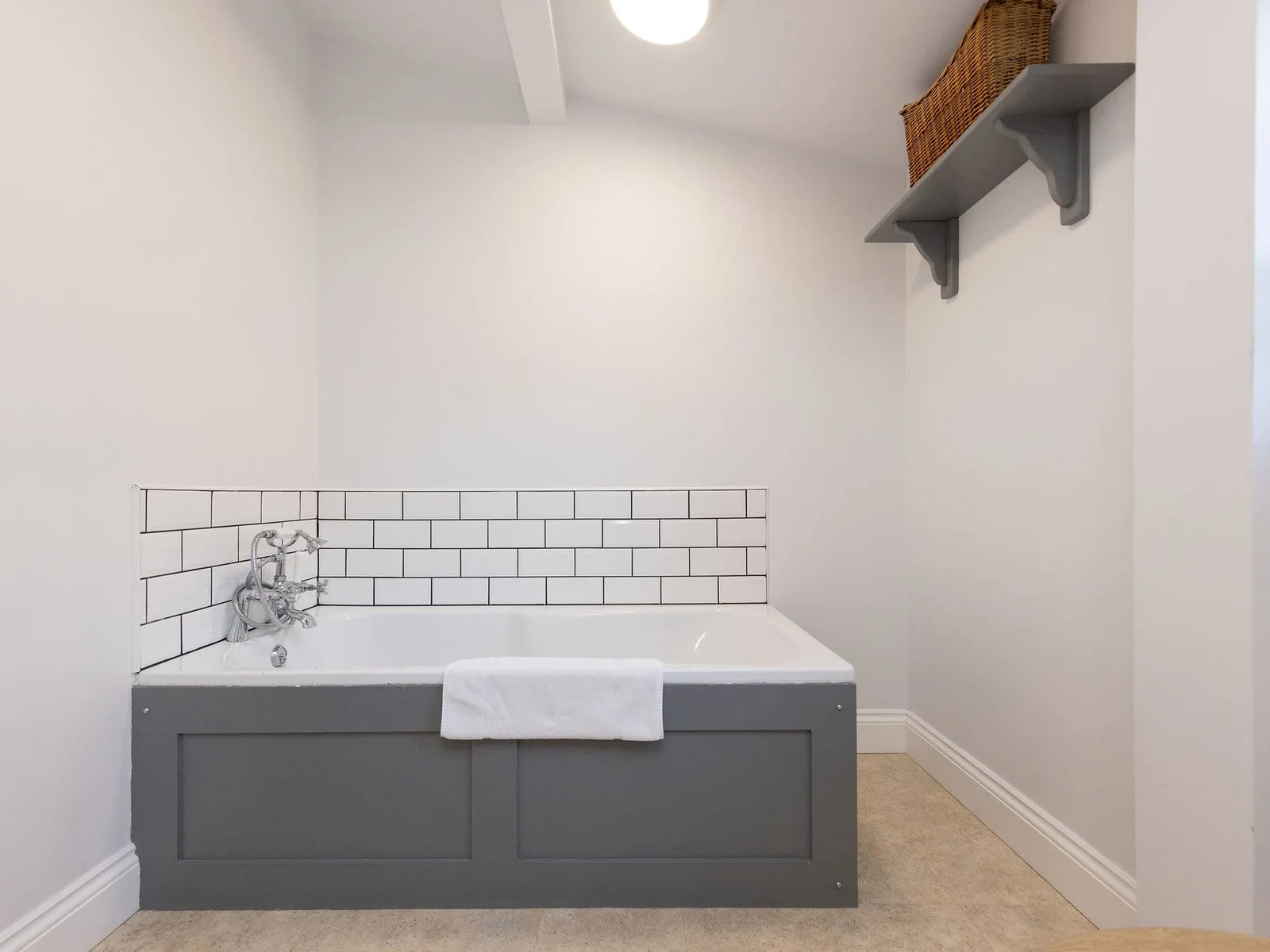 Deep bath for relaxed soaks