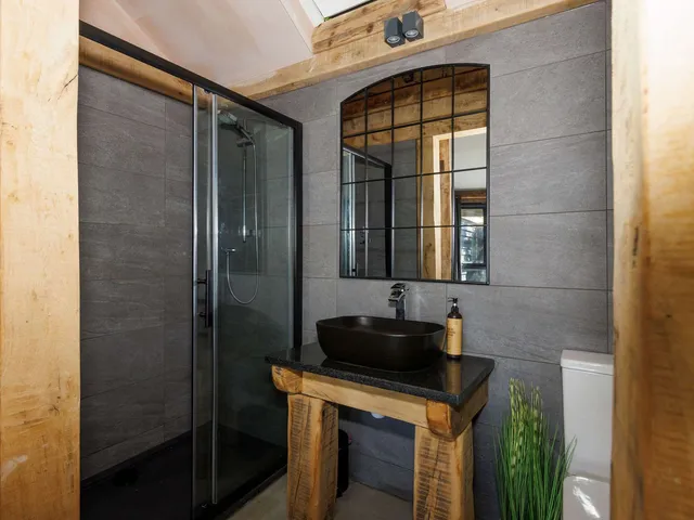 Romantic Countryside Lodge with Hot Tub