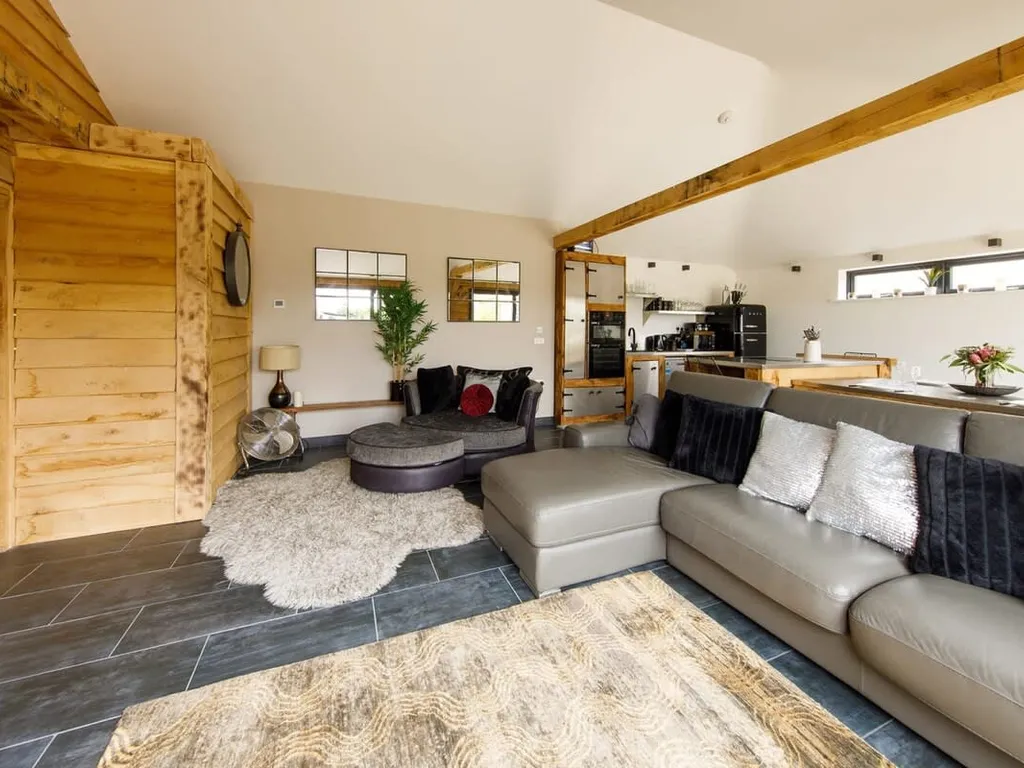 Rural Lodge Retreat with Hot Tub