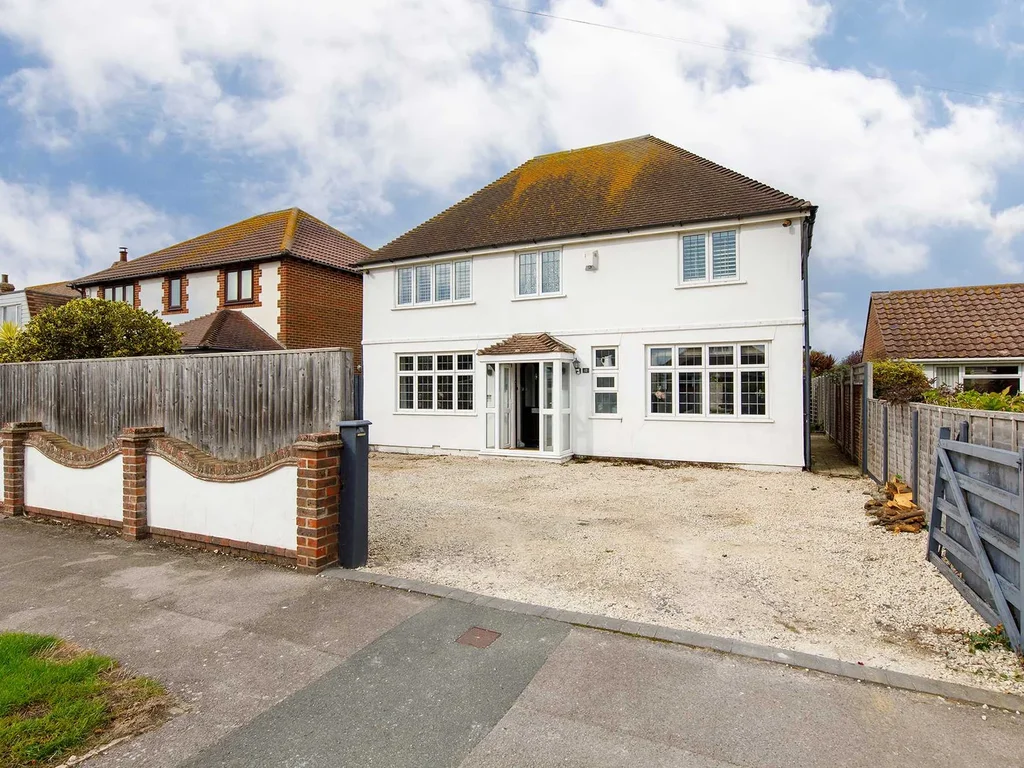 Bright & Modern 4 br House 100 metres from Beach!