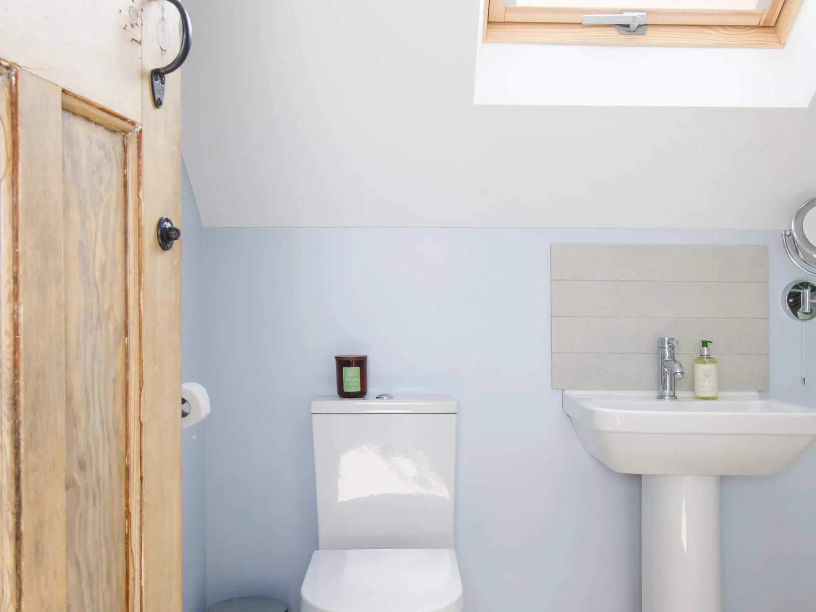 The 1st floor offers a full bathroom with all essential toiletries
