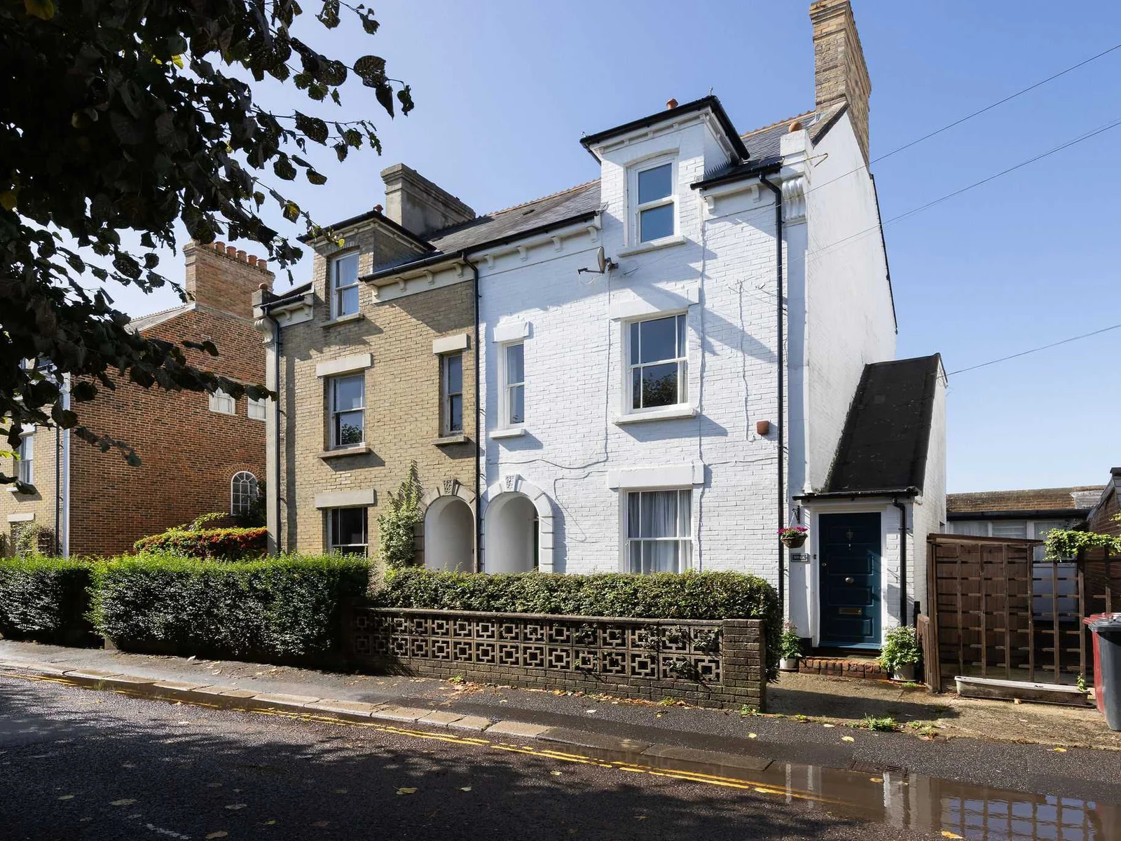 Tucked away along a peaceful road just 5 minutes’ stroll from Chichester’s historic city centre, is the perfect property for busines or leisure!