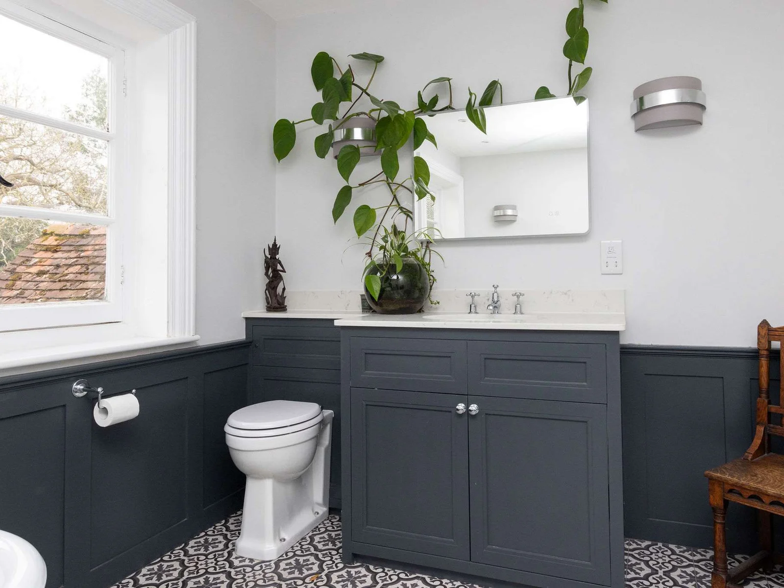 A charming mix of modern and traditional decor