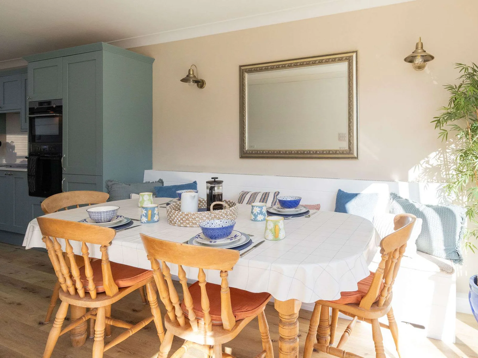 A dining table to seat 6 guests to enjoy all your meals.