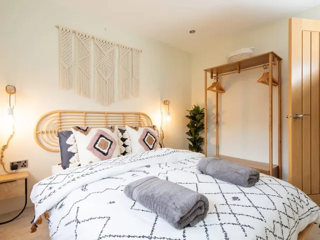 Designer Family Escape / Hot Tub / Steps to Beach