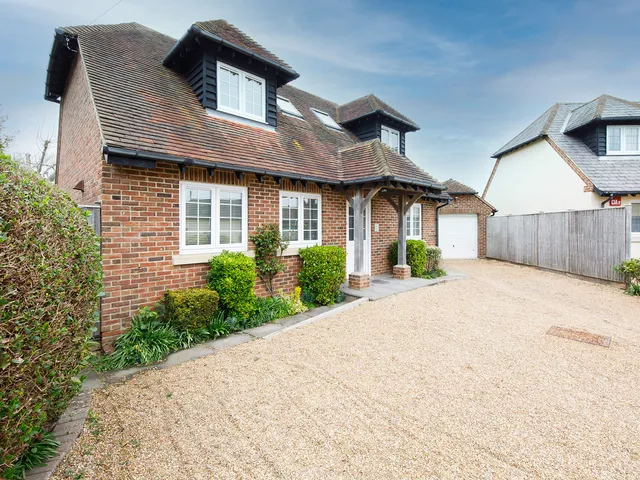 Modern & stylish seaside family home