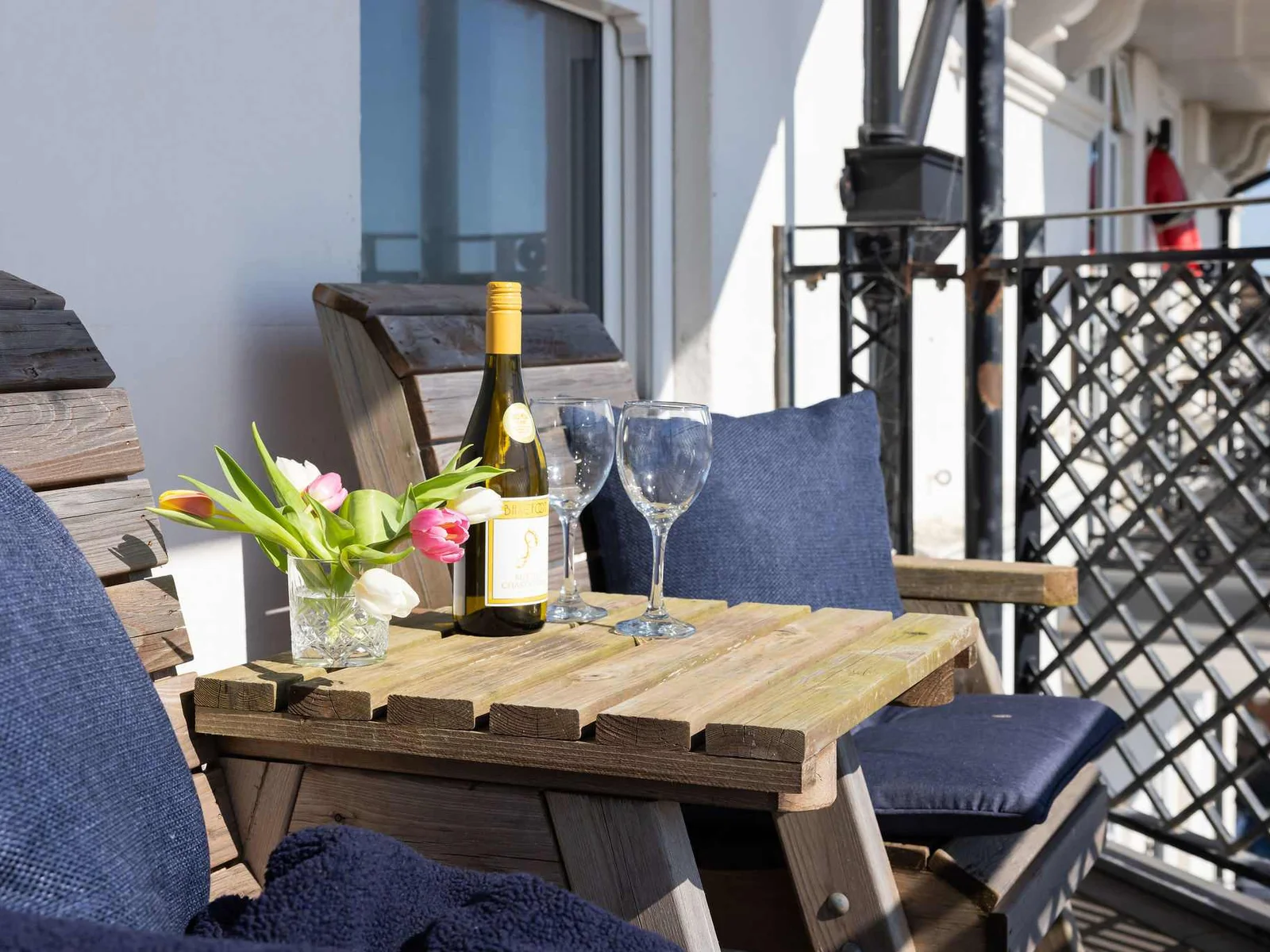 The private balcony adds a relaxing outdoor space to enjoy this apartment’s exceptional seafront position.