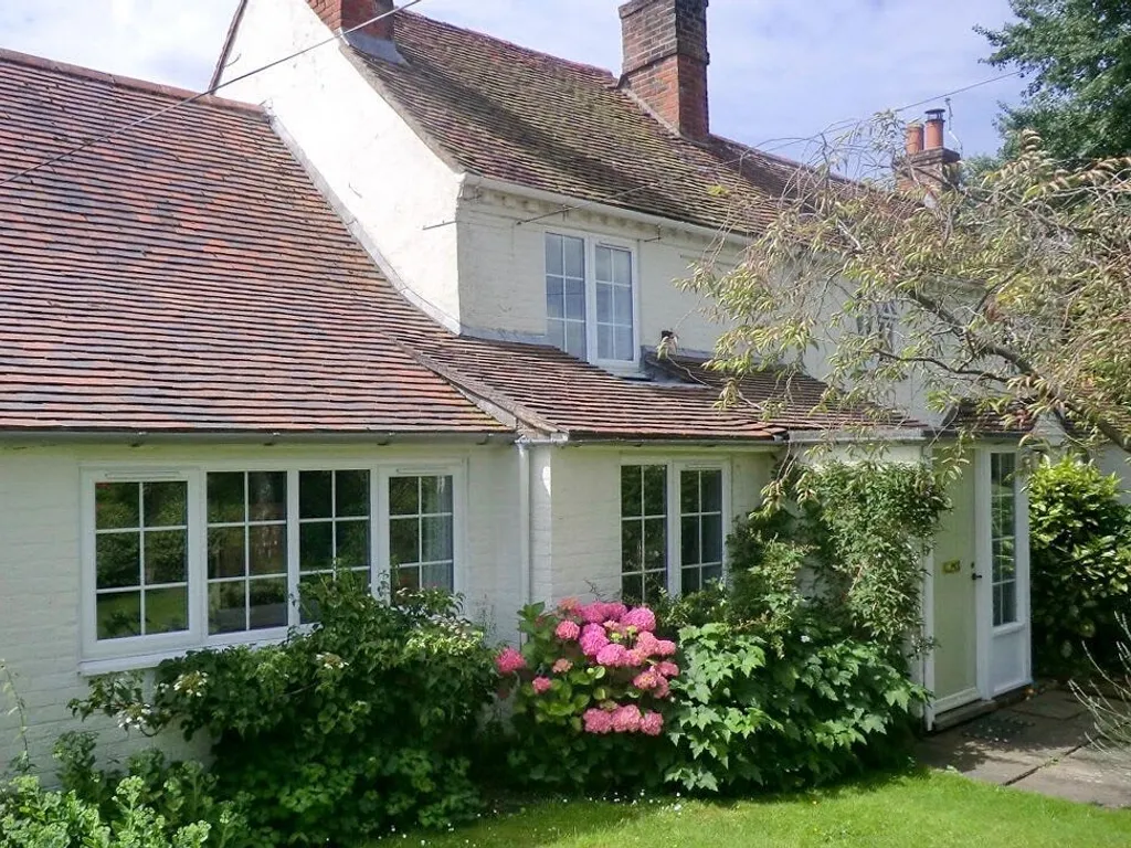Pretty Cottage Near City & Sea