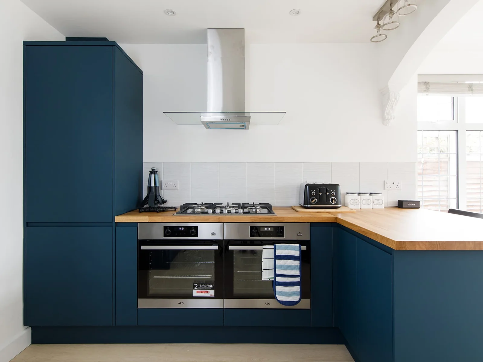 The modern and stylish kitchen has everything you need to prepare drinks, meals and snacks for the whole family.