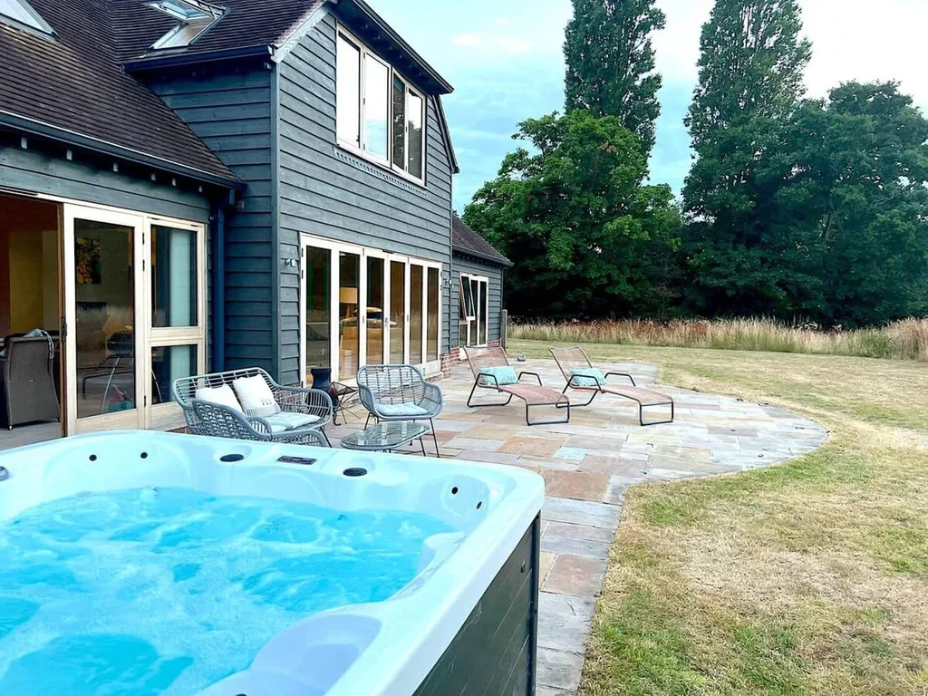 Goodwood Revival 6 Bed Retreat, Secure Parking