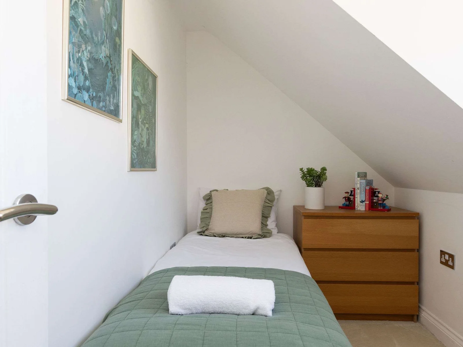 This cosy single room provides a peaceful space to rest during your coastal retreat.