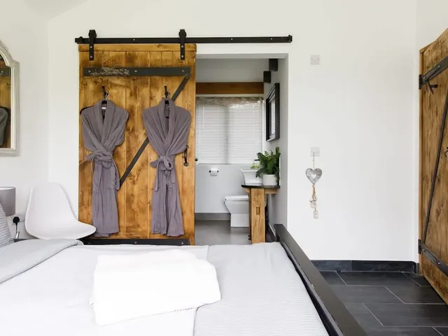 Rural Lodge Retreat with Hot Tub