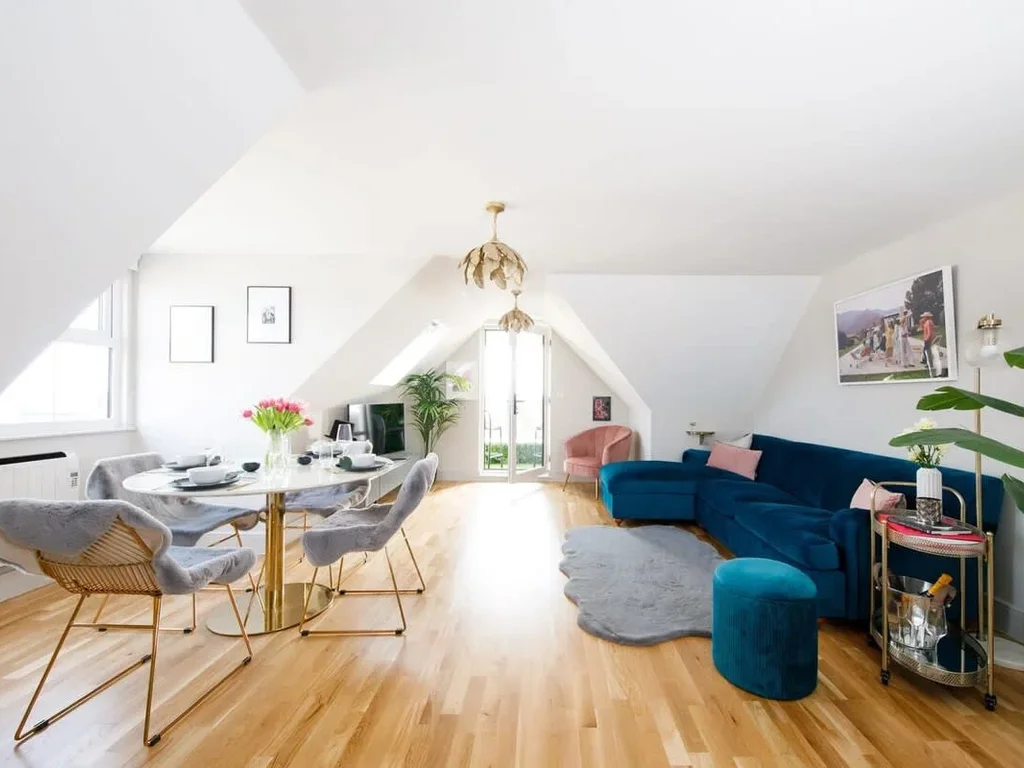 Stylish 2 Bed Apartment Nr Beach and Village